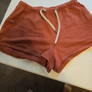 Vuori Women’s Sunnyside athleisure Short in Cinnamon